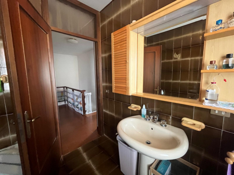 Scopri questa splendida bifamiliare situata nel cuore di Legnaro, un comune che offre tranquillit...