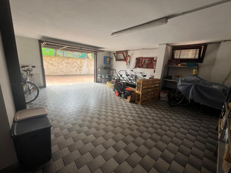 Scopri questa splendida bifamiliare situata nel cuore di Legnaro, un comune che offre tranquillit...