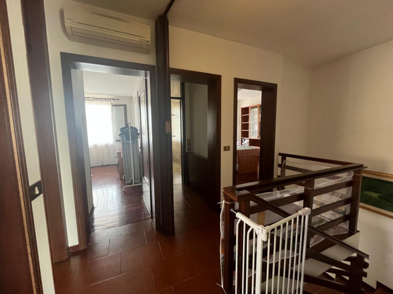 Scopri questa splendida bifamiliare situata nel cuore di Legnaro, un comune che offre tranquillit...