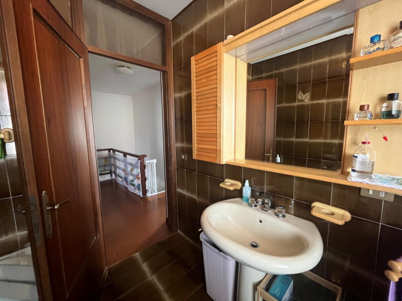 Scopri questa splendida bifamiliare situata nel cuore di Legnaro, un comune che offre tranquillit...