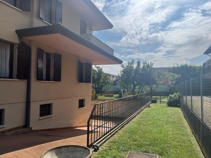 Scopri questa splendida bifamiliare situata nel cuore di Legnaro, un comune che offre tranquillit...