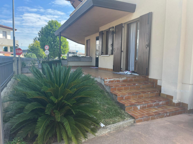 Scopri questa splendida bifamiliare situata nel cuore di Legnaro, un comune che offre tranquillit...