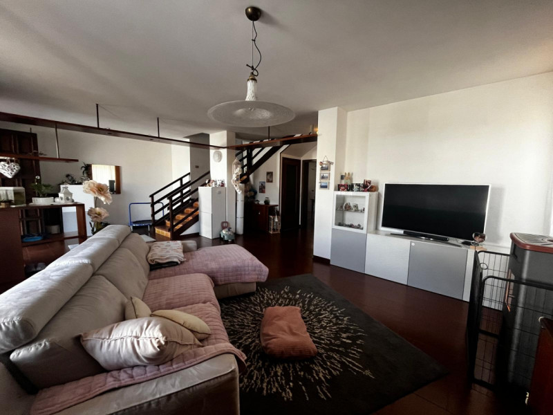 Scopri questa splendida bifamiliare situata nel cuore di Legnaro, un comune che offre tranquillit...