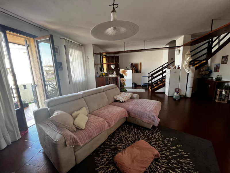 Scopri questa splendida bifamiliare situata nel cuore di Legnaro, un comune che offre tranquillit...