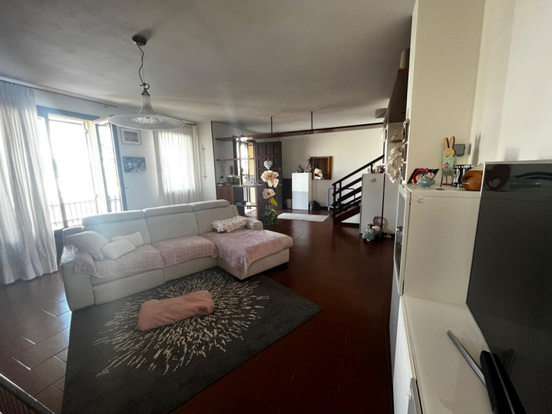 Scopri questa splendida bifamiliare situata nel cuore di Legnaro, un comune che offre tranquillit...