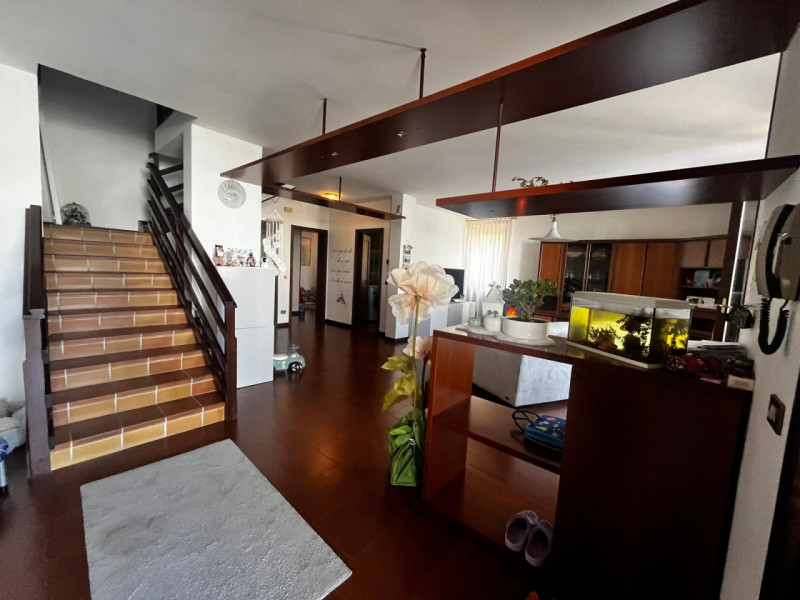 Scopri questa splendida bifamiliare situata nel cuore di Legnaro, un comune che offre tranquillit...