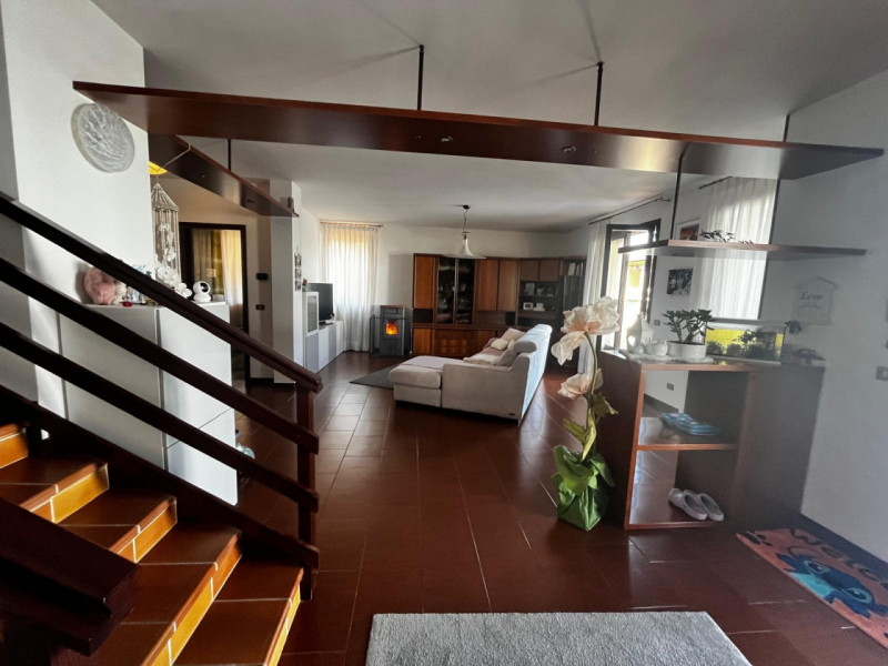 Scopri questa splendida bifamiliare situata nel cuore di Legnaro, un comune che offre tranquillit...