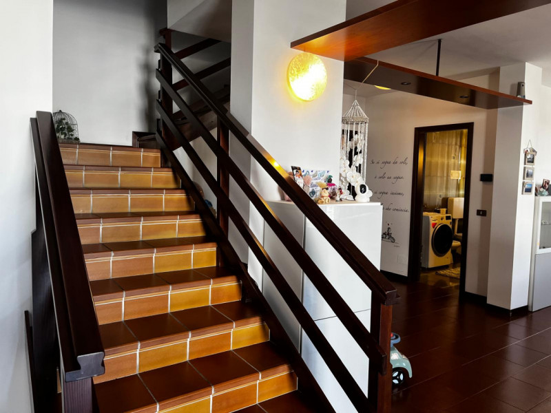 Scopri questa splendida bifamiliare situata nel cuore di Legnaro, un comune che offre tranquillit...