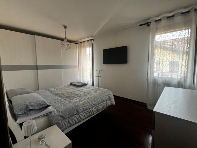 Scopri questa splendida bifamiliare situata nel cuore di Legnaro, un comune che offre tranquillit...