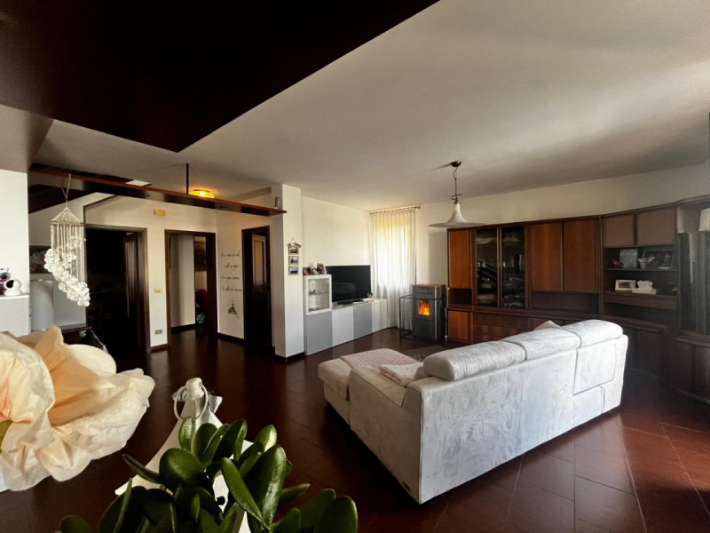 Scopri questa splendida bifamiliare situata nel cuore di Legnaro, un comune che offre tranquillit...