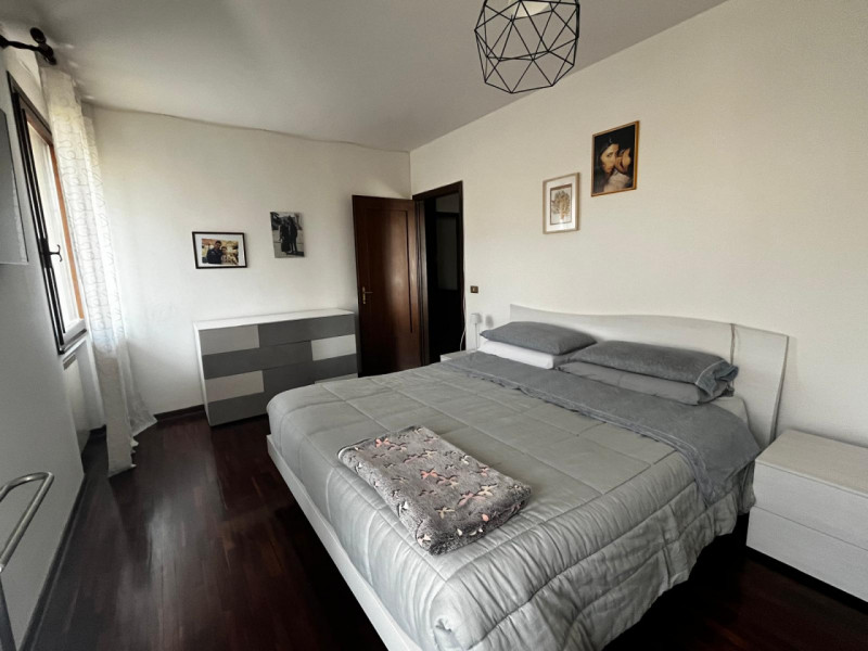 Scopri questa splendida bifamiliare situata nel cuore di Legnaro, un comune che offre tranquillit...