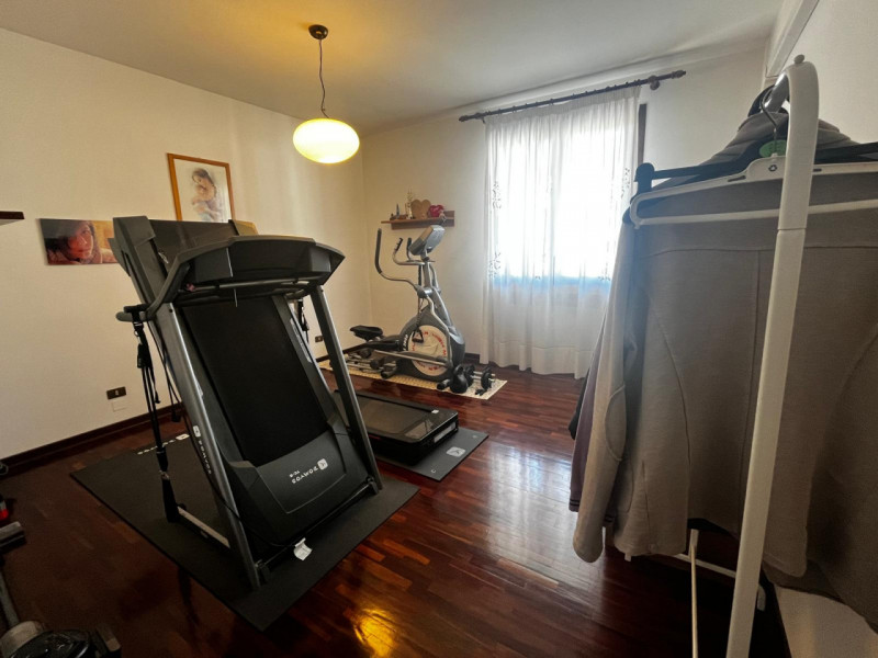 Scopri questa splendida bifamiliare situata nel cuore di Legnaro, un comune che offre tranquillit...