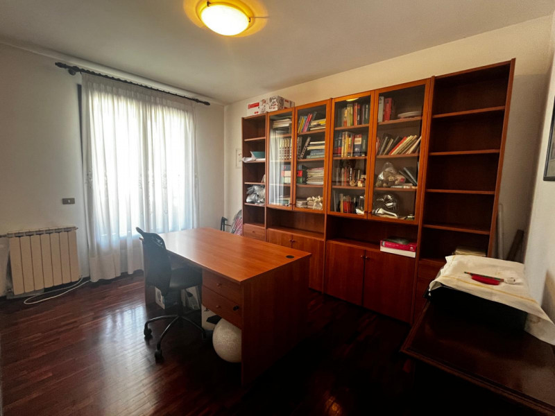 Scopri questa splendida bifamiliare situata nel cuore di Legnaro, un comune che offre tranquillit...