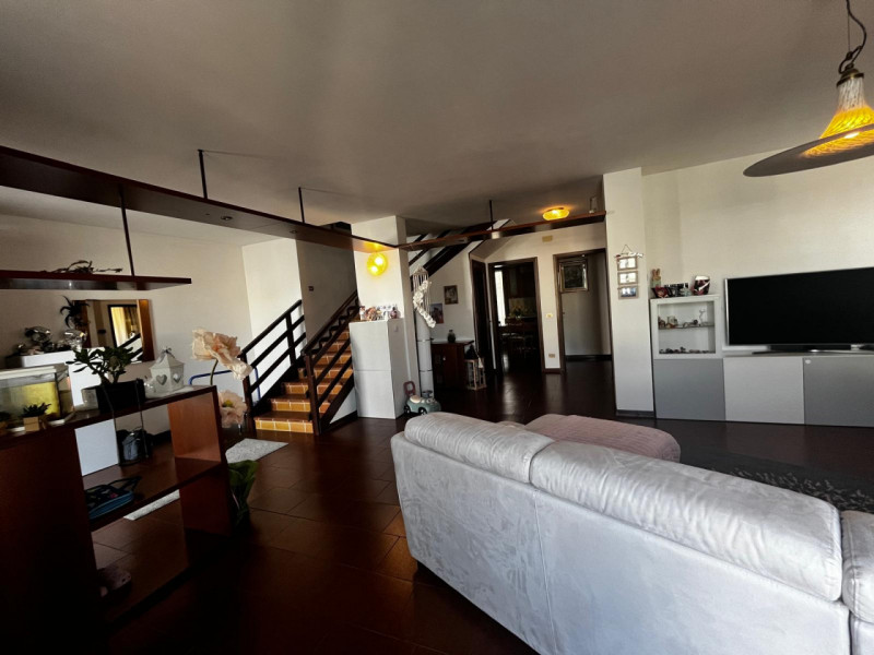 Scopri questa splendida bifamiliare situata nel cuore di Legnaro, un comune che offre tranquillit...