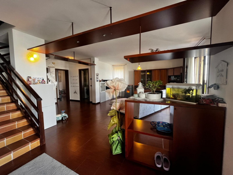 Scopri questa splendida bifamiliare situata nel cuore di Legnaro, un comune che offre tranquillit...