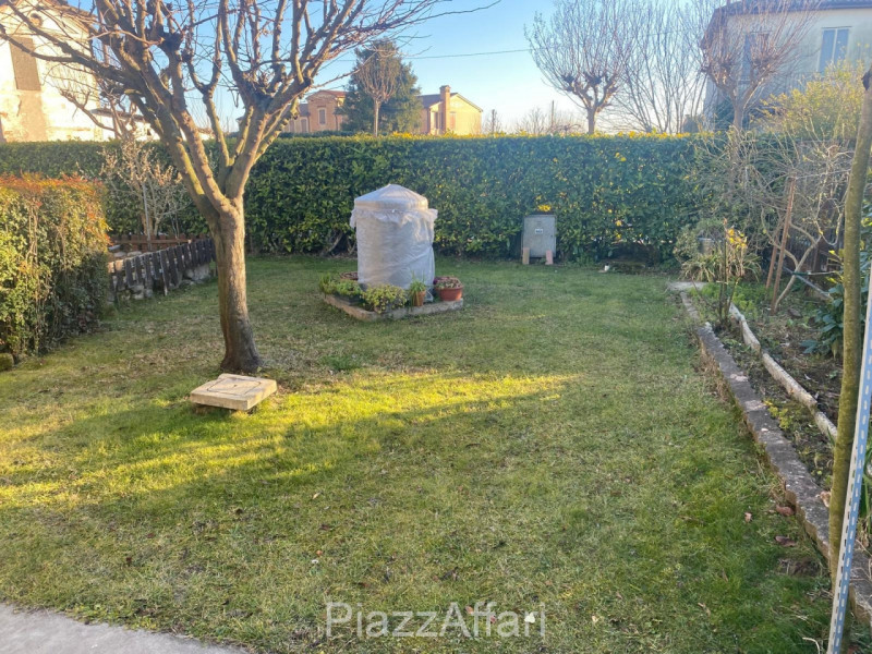 Proponiamo in vendita capannone artigianale di circa 150 mq con terreno agricolo di circa 6000 mq...