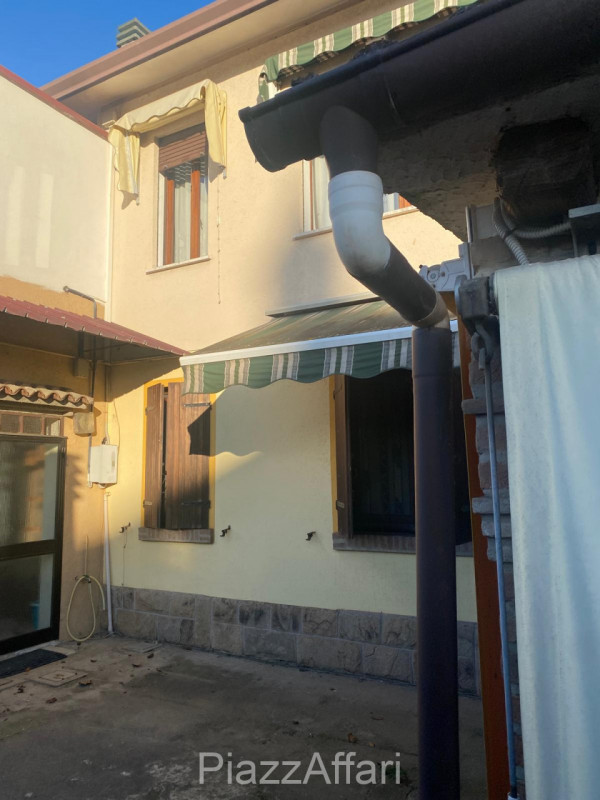 Proponiamo in vendita capannone artigianale di circa 150 mq con terreno agricolo di circa 6000 mq...