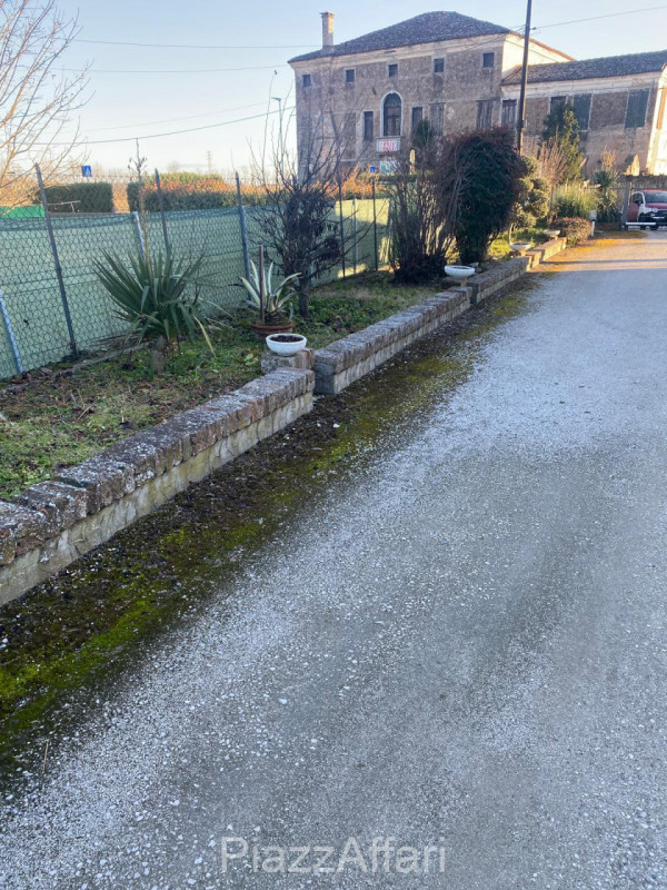 Proponiamo in vendita capannone artigianale di circa 150 mq con terreno agricolo di circa 6000 mq...