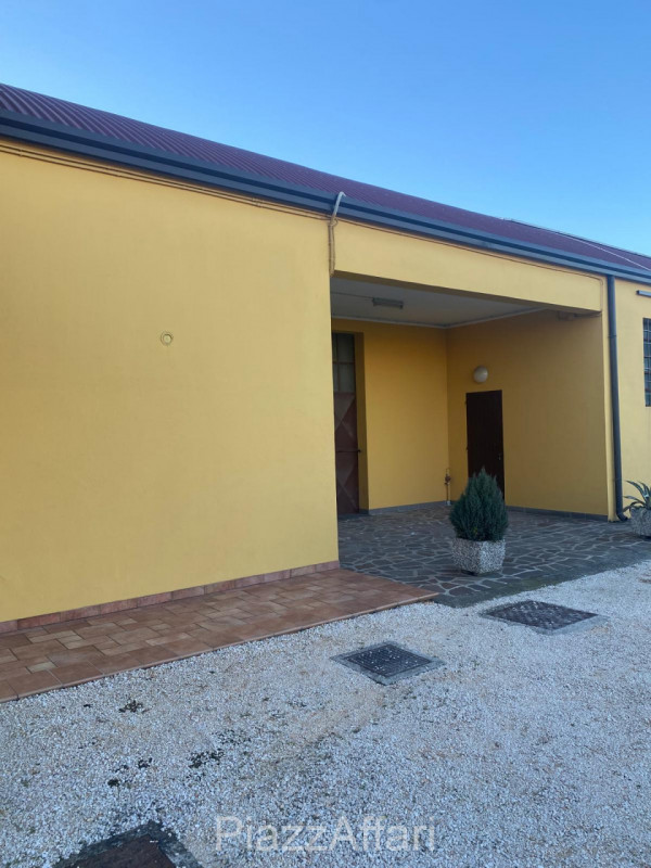 Proponiamo in vendita capannone artigianale di circa 150 mq con terreno agricolo di circa 6000 mq...