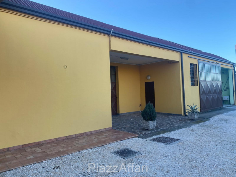 Proponiamo in vendita capannone artigianale di circa 150 mq con terreno agricolo di circa 6000 mq...