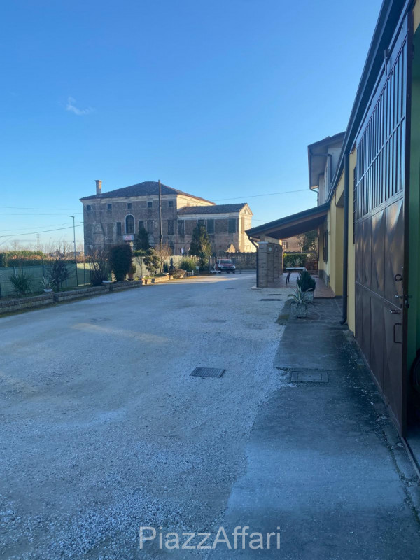 Proponiamo in vendita capannone artigianale di circa 150 mq con terreno agricolo di circa 6000 mq...