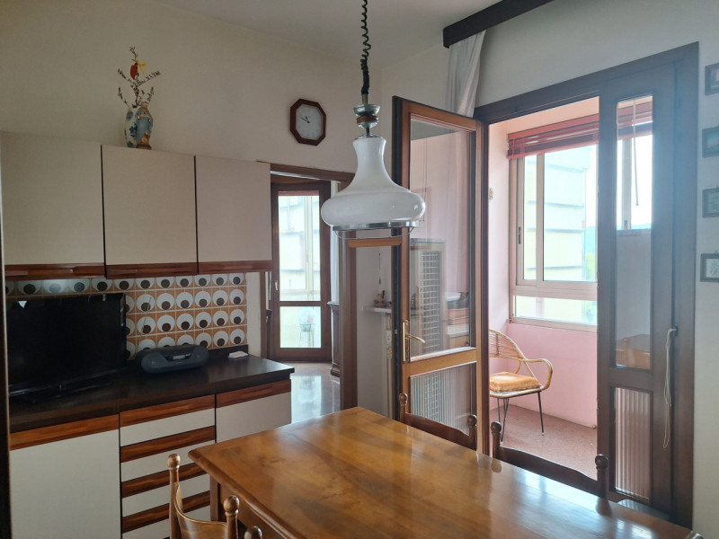 Vicenza-Santa Croce Bigolina: proponiamo in vendita un luminoso appartamento tricamere situato al...