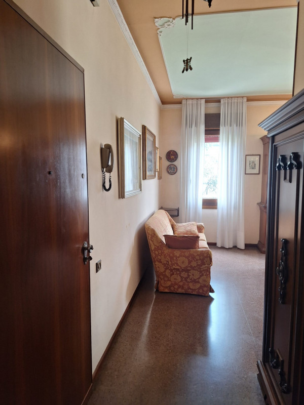 Vicenza-Santa Croce Bigolina: proponiamo in vendita un luminoso appartamento tricamere situato al...