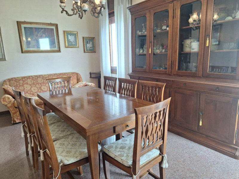 Vicenza-Santa Croce Bigolina: proponiamo in vendita un luminoso appartamento tricamere situato al...