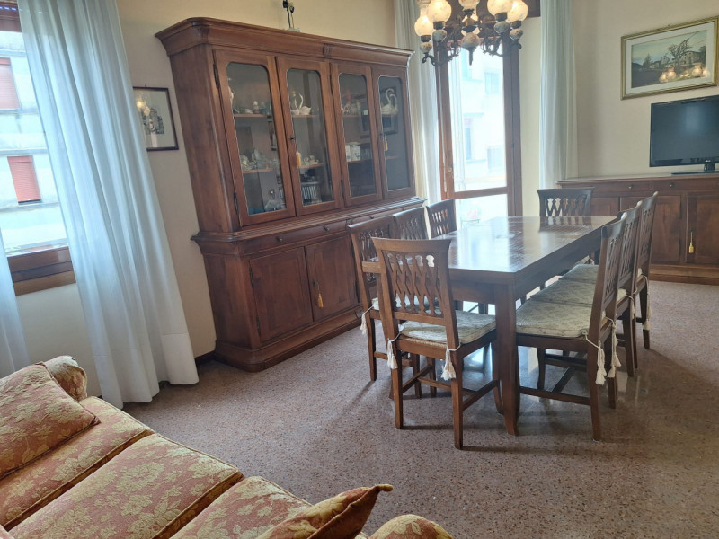 Vicenza-Santa Croce Bigolina: proponiamo in vendita un luminoso appartamento tricamere situato al...