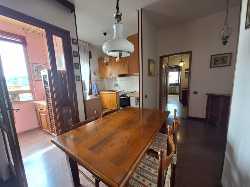 Vicenza-Santa Croce Bigolina: proponiamo in vendita un luminoso appartamento tricamere situato al...