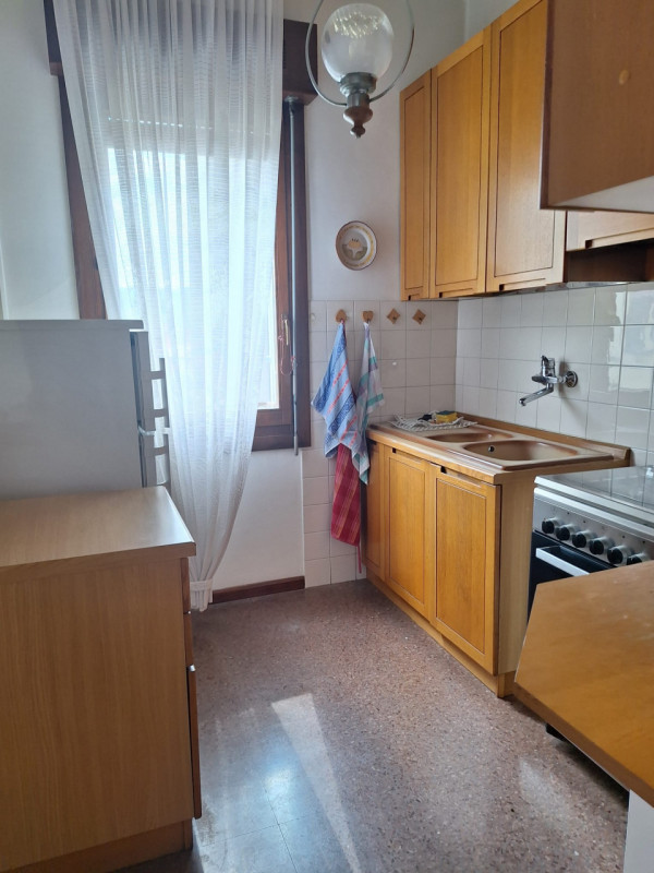 Vicenza-Santa Croce Bigolina: proponiamo in vendita un luminoso appartamento tricamere situato al...