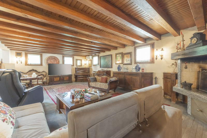 A pochi passi dal centro di Treviso, prestigiosa villa singola degli anni ’80. L’abitazione, sapi...