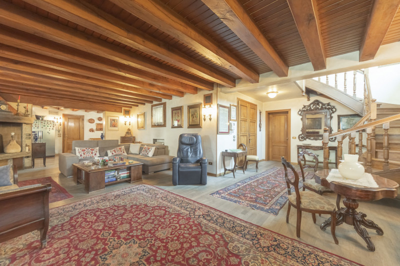 A pochi passi dal centro di Treviso, prestigiosa villa singola degli anni ’80. L’abitazione, sapi...