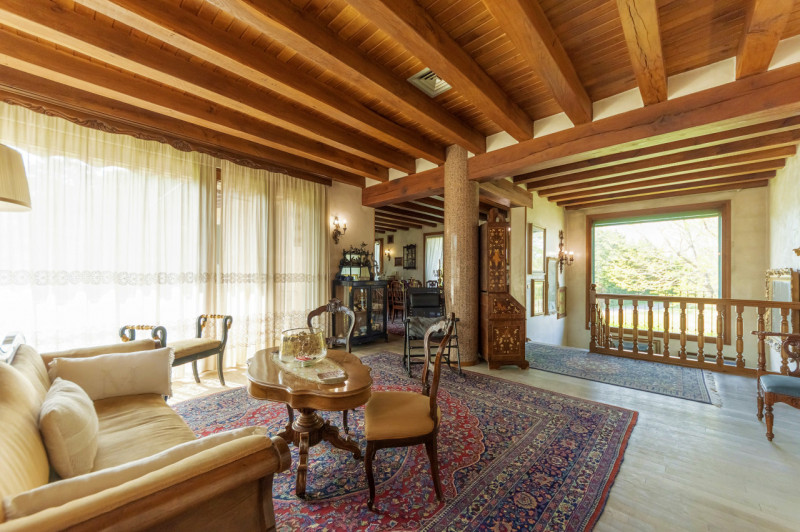 A pochi passi dal centro di Treviso, prestigiosa villa singola degli anni ’80. L’abitazione, sapi...