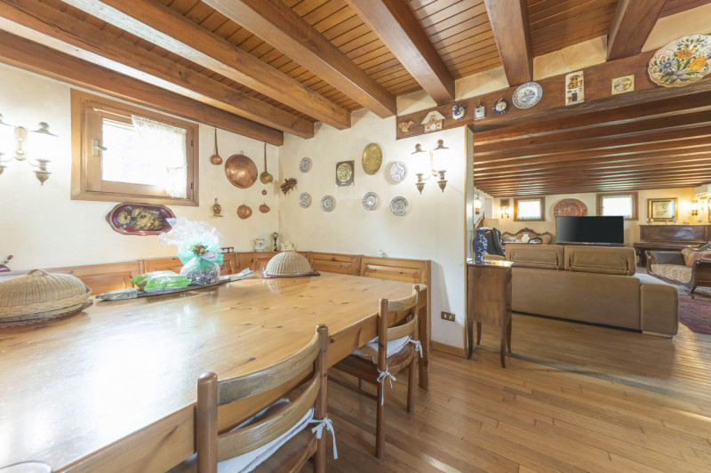 A pochi passi dal centro di Treviso, prestigiosa villa singola degli anni ’80. L’abitazione, sapi...