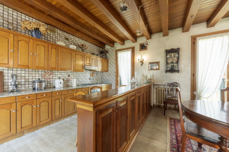 A pochi passi dal centro di Treviso, prestigiosa villa singola degli anni ’80. L’abitazione, sapi...