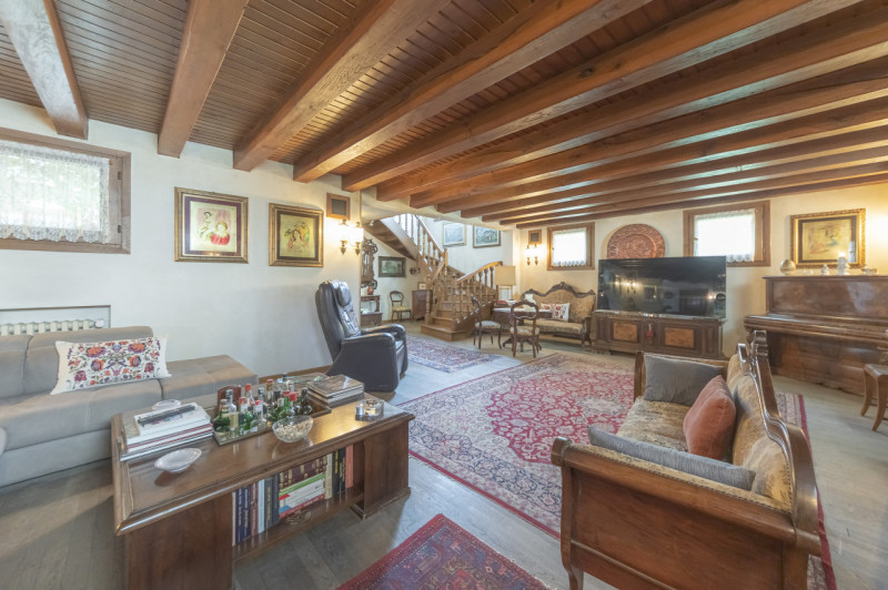 A pochi passi dal centro di Treviso, prestigiosa villa singola degli anni ’80. L’abitazione, sapi...