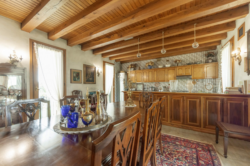 A pochi passi dal centro di Treviso, prestigiosa villa singola degli anni ’80. L’abitazione, sapi...