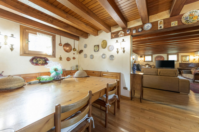 A pochi passi dal centro di Treviso, prestigiosa villa singola degli anni ’80. L’abitazione, sapi...