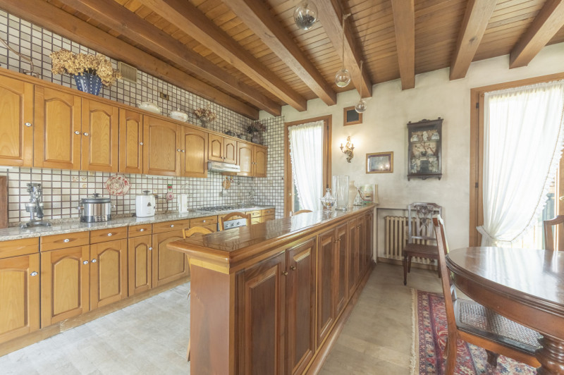 A pochi passi dal centro di Treviso, prestigiosa villa singola degli anni ’80. L’abitazione, sapi...