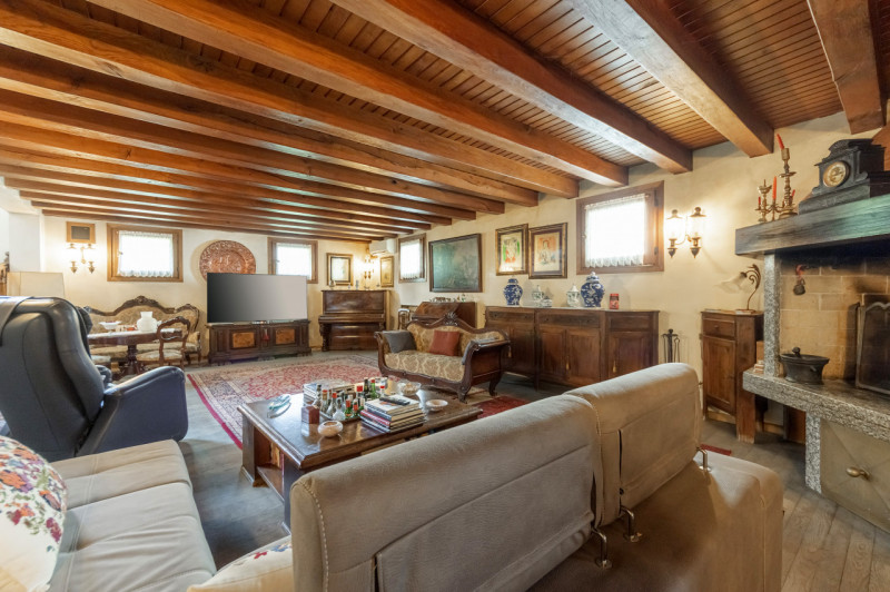 A pochi passi dal centro di Treviso, prestigiosa villa singola degli anni ’80. L’abitazione, sapi...