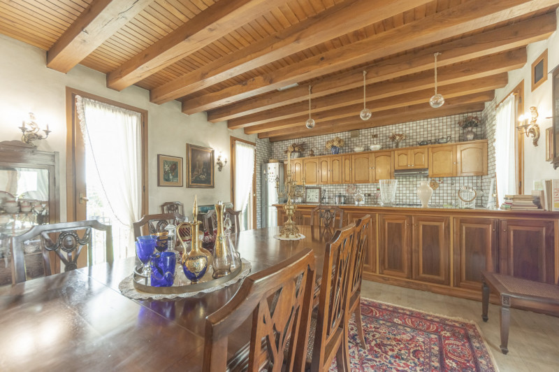 A pochi passi dal centro di Treviso, prestigiosa villa singola degli anni ’80. L’abitazione, sapi...