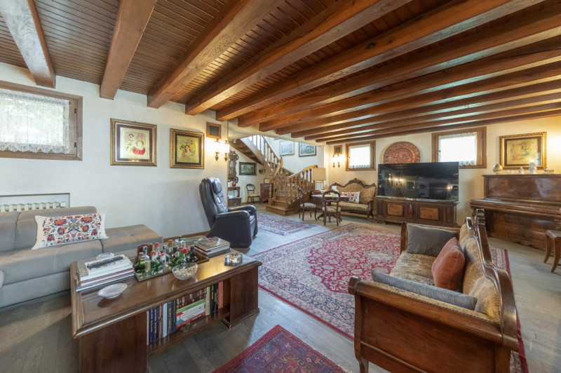 A pochi passi dal centro di Treviso, prestigiosa villa singola degli anni ’80. L’abitazione, sapi...