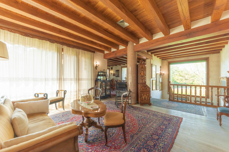 A pochi passi dal centro di Treviso, prestigiosa villa singola degli anni ’80. L’abitazione, sapi...