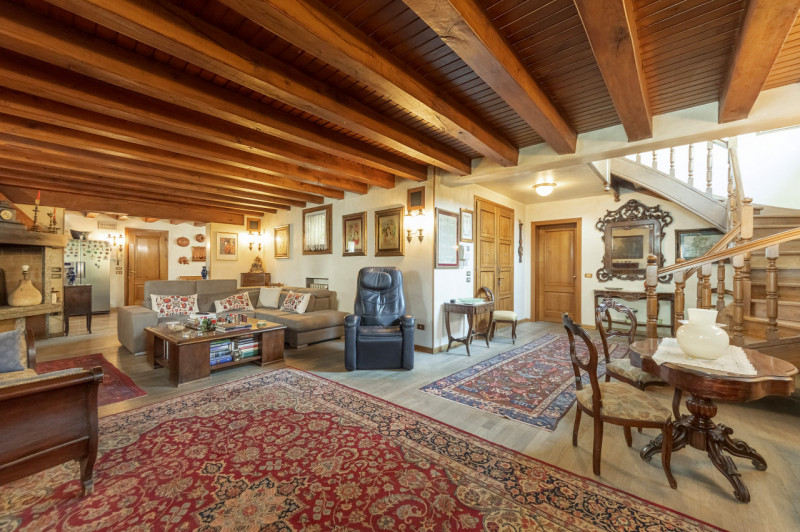 A pochi passi dal centro di Treviso, prestigiosa villa singola degli anni ’80. L’abitazione, sapi...