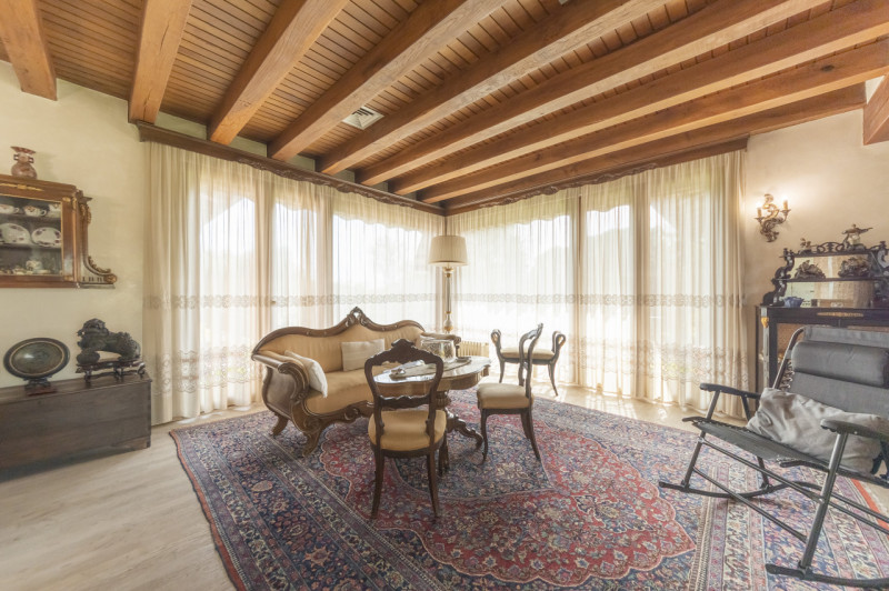 A pochi passi dal centro di Treviso, prestigiosa villa singola degli anni ’80. L’abitazione, sapi...