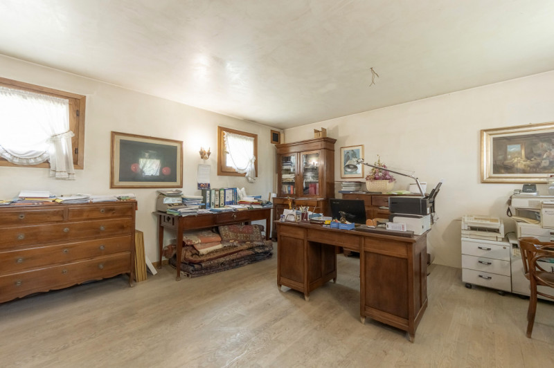 A pochi passi dal centro di Treviso, prestigiosa villa singola degli anni ’80. L’abitazione, sapi...