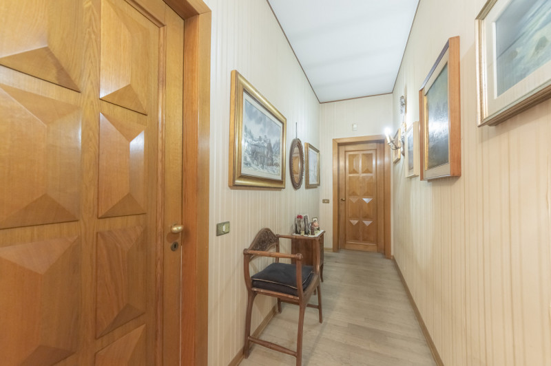 A pochi passi dal centro di Treviso, prestigiosa villa singola degli anni ’80. L’abitazione, sapi...