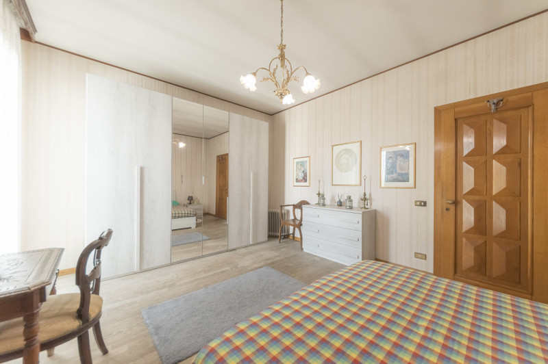 A pochi passi dal centro di Treviso, prestigiosa villa singola degli anni ’80. L’abitazione, sapi...