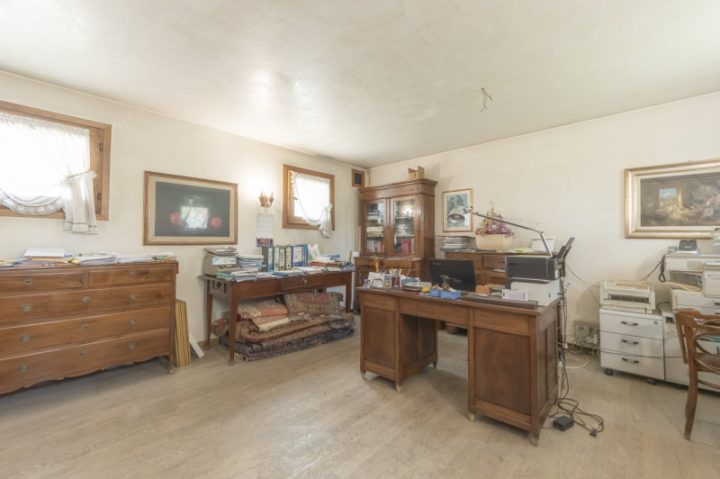 A pochi passi dal centro di Treviso, prestigiosa villa singola degli anni ’80. L’abitazione, sapi...